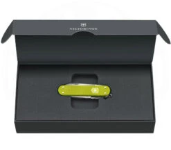Victorinox Classic SD Alox Limited 2023 -Messer Rabatte Geschäft Classic SD Alox Limited 2023 Yellow Packung 1280x1280